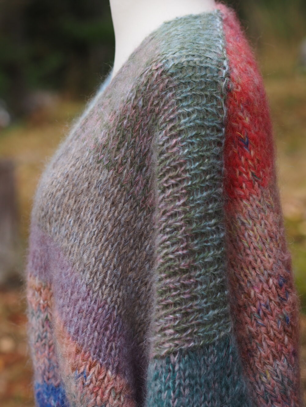 Buntmelierte Strickjacke