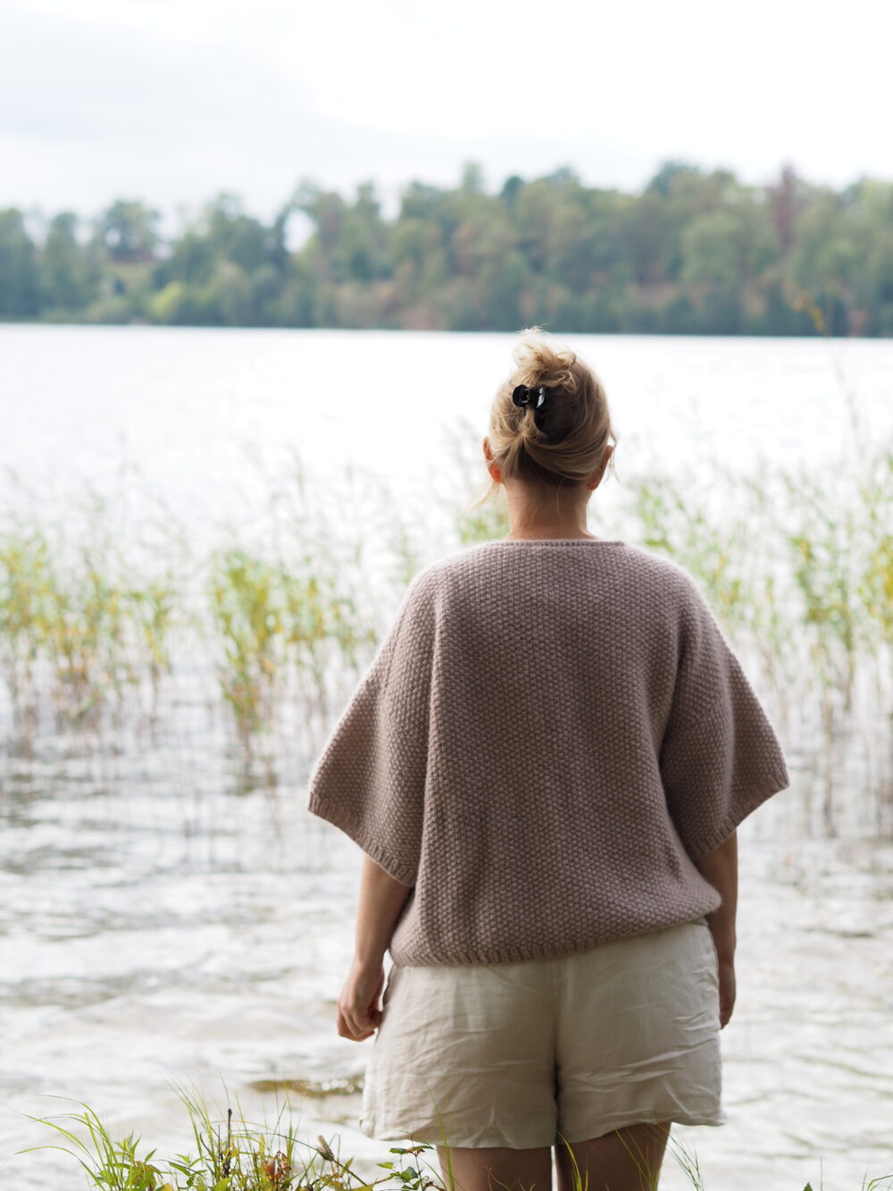 Rose1 Kurzarm-Pullover mit V-Ausschnitt