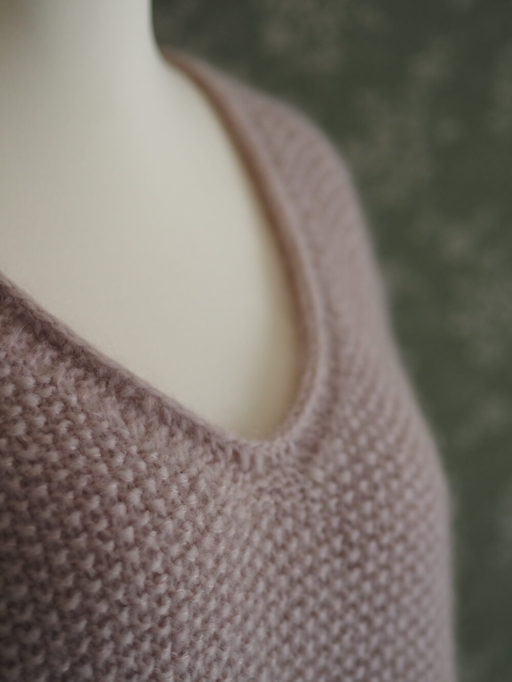 Rose3 Kurzarm-Pullover mit V-Ausschnitt