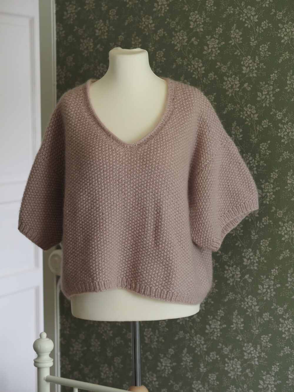 Rose4 Kurzarm-Pullover mit V-Ausschnitt